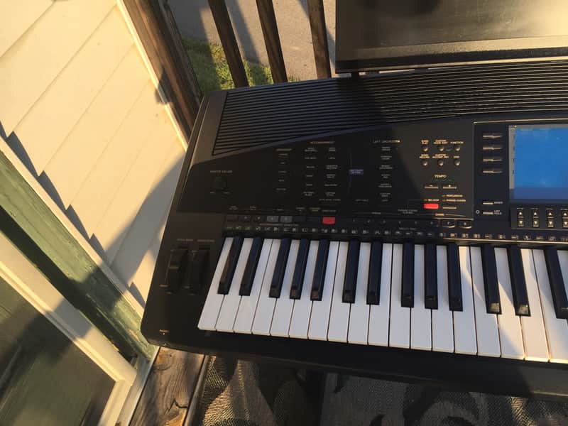 Yamaha PSR-4000 61 note arranger synthesizer keyboard with stand