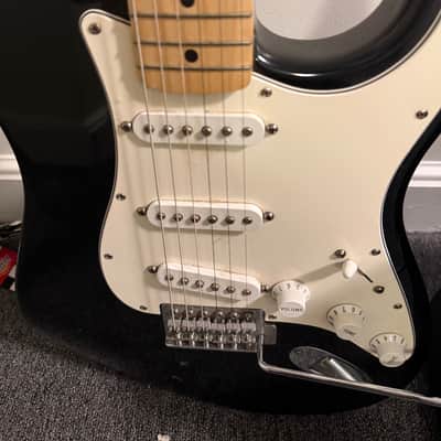 Fender Mexican Stratocaster w/bag & accessories image 3