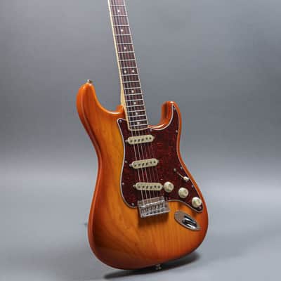 Fender Limited Edition American Pro Stratocaster 2018, Honeyburst image 2