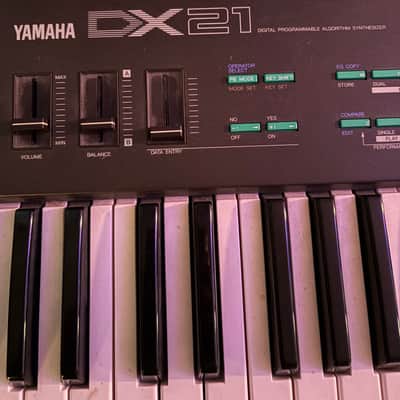Yamaha DX21 Programmable Algorithm Synthesizer 1985 - Black