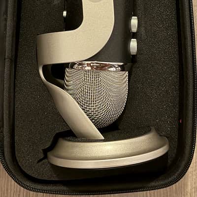 Blue Yeti Multi-Pattern USB Condenser Microphone Blackout w/ Caseling Hard Case image 8
