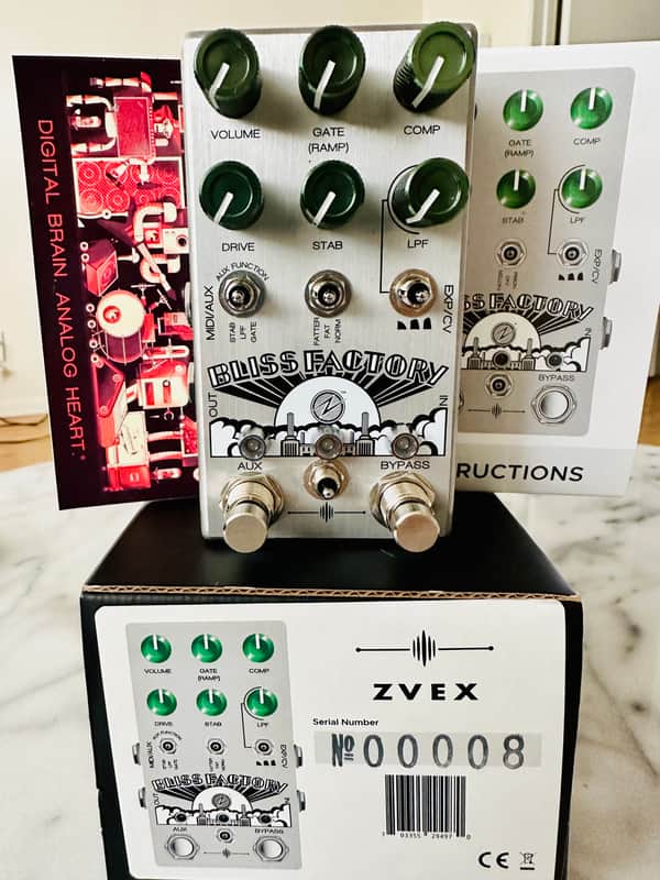 Chase Bliss Audio Zvex Bliss Factory ファズ Chase Bliss Audio + ZVEX // Bliss Factory Fuzz (Demo) - YouTube