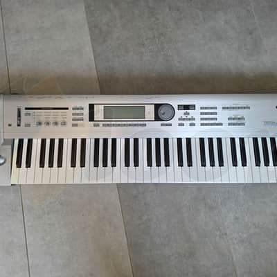 Korg Triton LE 61-Key 62-Voice Polyphonic Workstation 2000 - 2002 - Silver