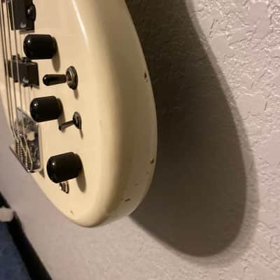 AriaPro 2 The Cat Bass 1981 - Gloss White image 10