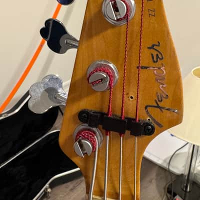 Fender 1999 American deluxe jazz bass 1999 - candy apple (cherry) Red image 6