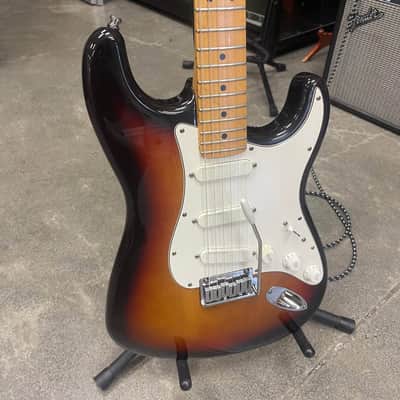 Fender Strat Plus Deluxe with Maple Fretboard 1991 - Sunburst image 2