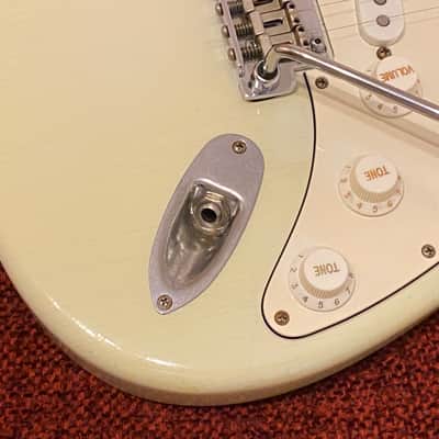 Suhr Classic S Antique 2018 - Olympic White over 3-tone Sunburst, heavy relic image 3