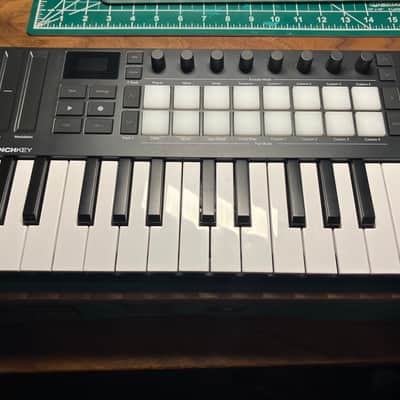 Novation Launchkey Mini 25 MKIV MIDI Keyboard Controller 2024 - Present - Black image 4
