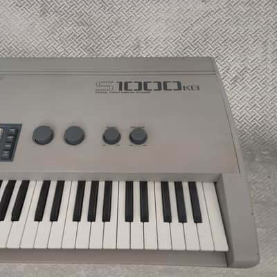 Akai S1000Kb β
RARE SYNTHESIZER from 80sβ
Professional VINTAGE Synthesizer β
Cleaned & Full Checked β
World Wide Shipping! image 4