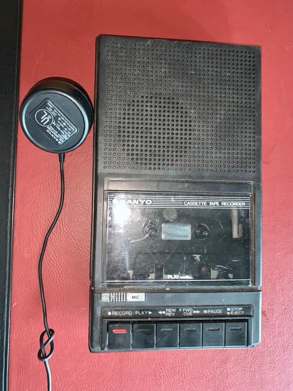 Vintage 1980’s Sanyo slim 3 cassette tape recorder image 1