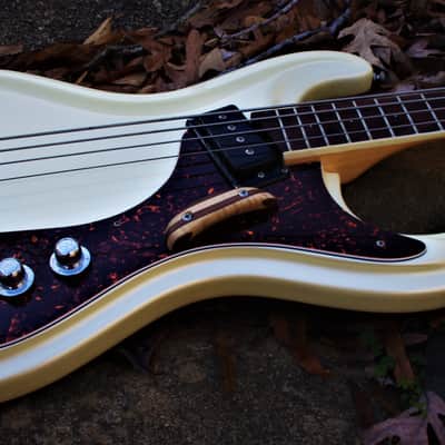 Mosrite VENTURES Bass 1991 White Pearl. The last guitar built by Semie Moseley. RAREST. Only one image 8
