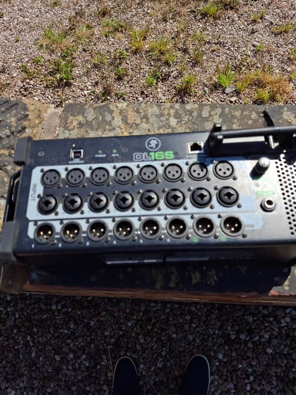 Mackie DL16S 16-Channel Wireless Digital Live Sound Reinforcement Mixer 2018 - Present - Black image 1
