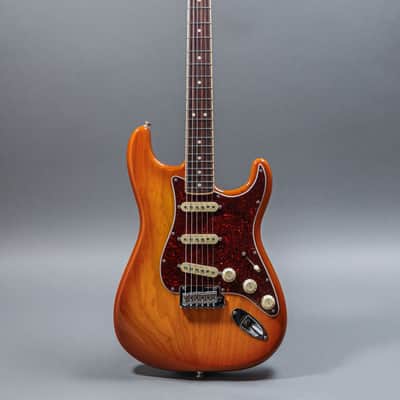 Fender Limited Edition American Pro Stratocaster 2018, Honeyburst image 3