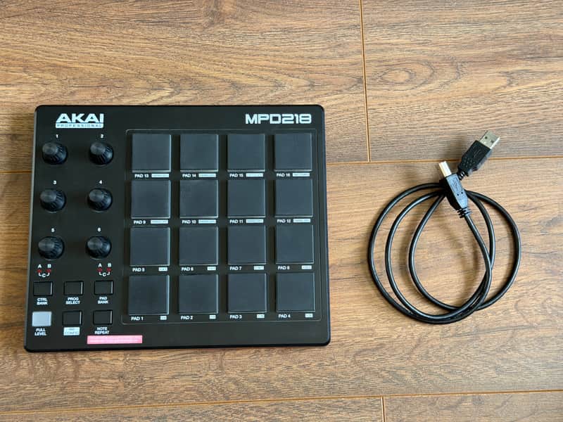 Akai MPD218 2015 - Present - Black image 1