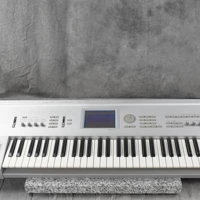 KORG TRITON 61-Key Music Workstation Synthesizer in Very Good condition image 1