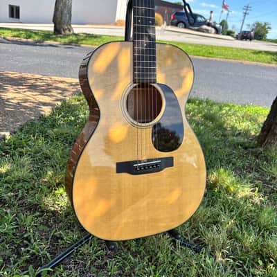 Martin 00-18 Acoustic Guitar (Natural) image 1