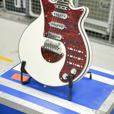 Burns Brian May Signature Owned By Two Door Cinema Club image 3