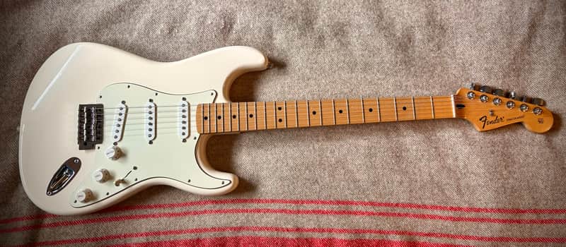 Fender Standard Stratocaster (MIM) 2015 - Arctic White