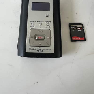 ROLAND Edirol R-09 24 bit Wave MP3 Recorder Digital Audio Black and Silver image 7