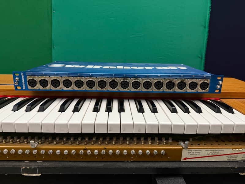 Switchcraft PT16FX2DB25 16-point XLR Female - DB25 Patchbay 2018 Blue image 1