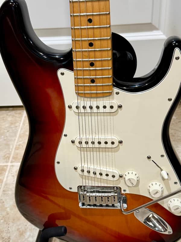 Fender American Series Stratocaster with Maple Fretboard 2002- 3-Color Sunburst image 1