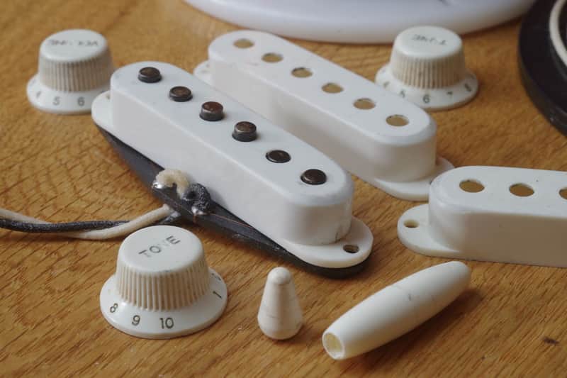 Relic Vintage Style Stratocaster Strat Plastics Set Covers Knobs & Tips image 1