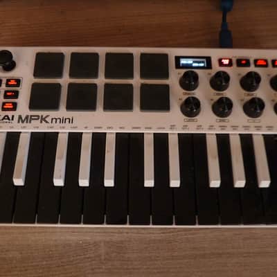 Akai MPK Mini Mk3 - custom avec Boite et Cable USB image 3