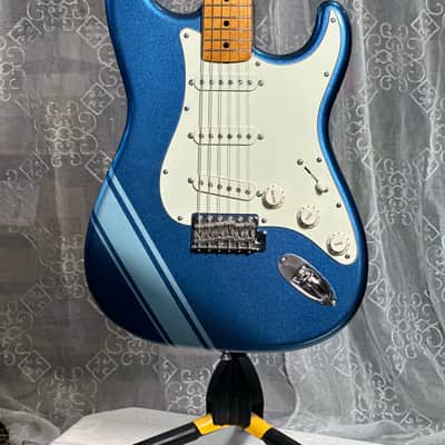 Fender FSR Traditional 50s Stratocaster 2018 - Lake Placid Blue / Ice Blue Metallic Competition Stripe image 3