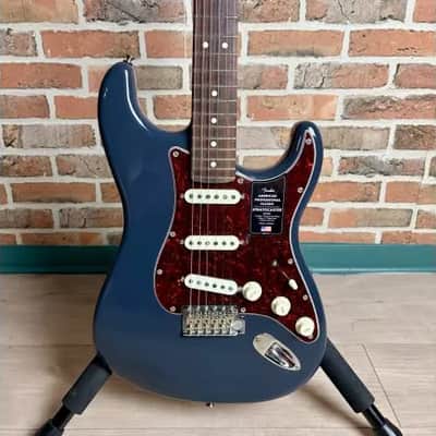 FENDER - AMERICAN PROFESSIONAL CLASSIC STRATOCASTER FADED BLACK image 2