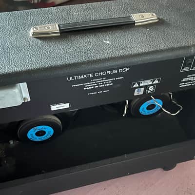 Fender Ultimate Chorus 2-Channel 2 x 65-Watt 2x12" Stereo Solid State Guitar Combo 1995 - 2001 - Black image 3