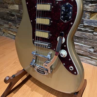 Fender Jazzmaster (MIM) – Serial Number: MX23014556 2023 - Solid alder with metallic gold finish image 2