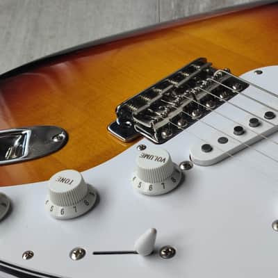 2017 FGN Japan (Fujigen) JST-6R J-Classic Stratocaster (Sunburst