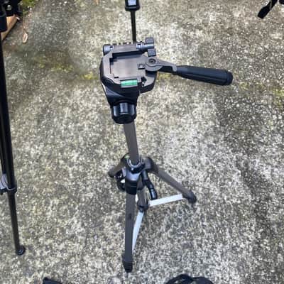 NEEWER 63" Video Tripod and 35" tripod w. tote bags - mint! - prosounduniverse. image 3