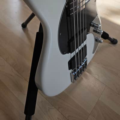 Peavey Forum 5 Bass USA CASE QUEEN Time Capsule - Pearl White 18V Active Humbuckers 34" scale American HH Jazz Rock Bass with Stingray Pickup config image 7