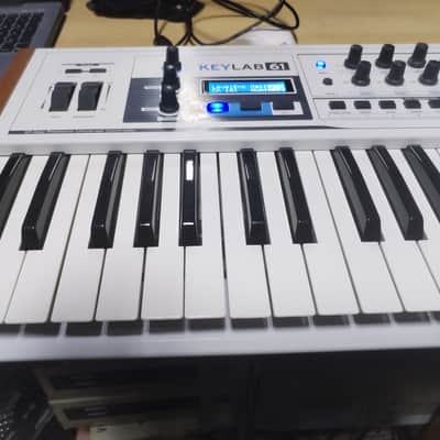 Arturia KeyLab 61 MIDI Controller 2013 - 2017 - White image 2
