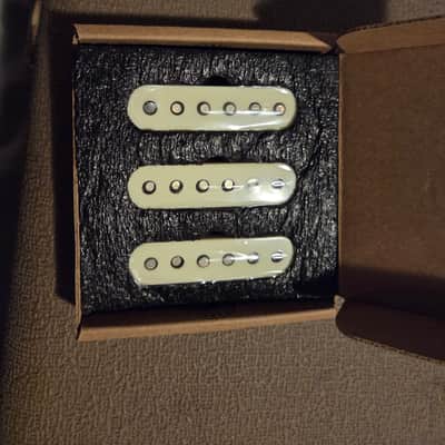 Fender American Vintage II '61 Stratocaster 2022 - Present - 3-Color Sunburst image 15