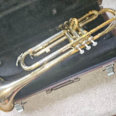 Yamaha YTR-2320 Trumpet. Japan. Good cond if get curves un-stuck. With case & MP image 6