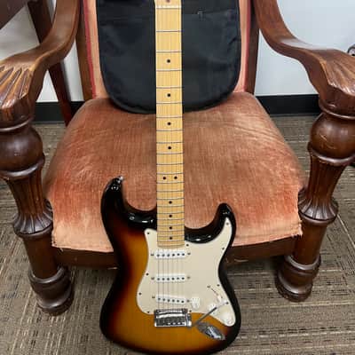 2005 USA Fender Stratocaster Tri-Burst Electric Guitar 7.6 LBS With Gigbag image 2