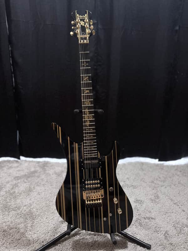 Schecter Synyster Gates Custom-S - Black and gold pinstripes
