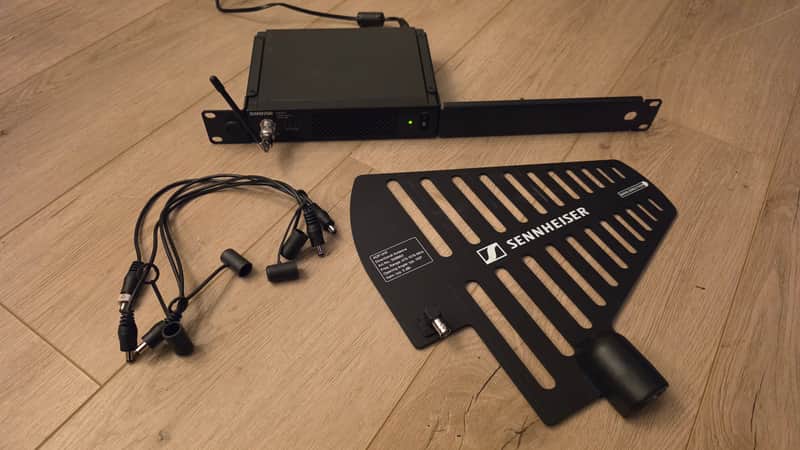 Shure PA411 Antenna Combiner with Antenna image 1
