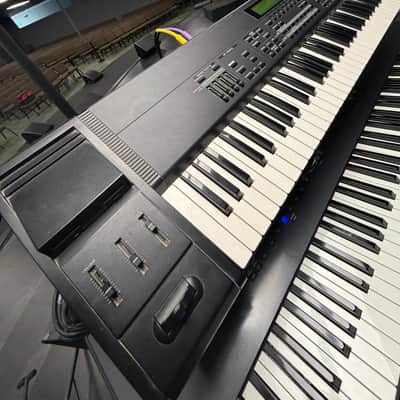 Roland XP-80 76-Key 64-Voice Music Workstation Keyboard 1999 - 2004 - Black