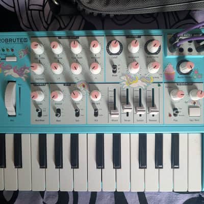 Arturia MicroBrute SE 2015-2020 with decksaver + travel bag