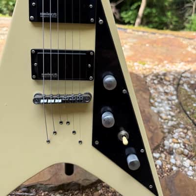 Douglas Fulcrum Pro 2012 - Flying V Guitar White image 11