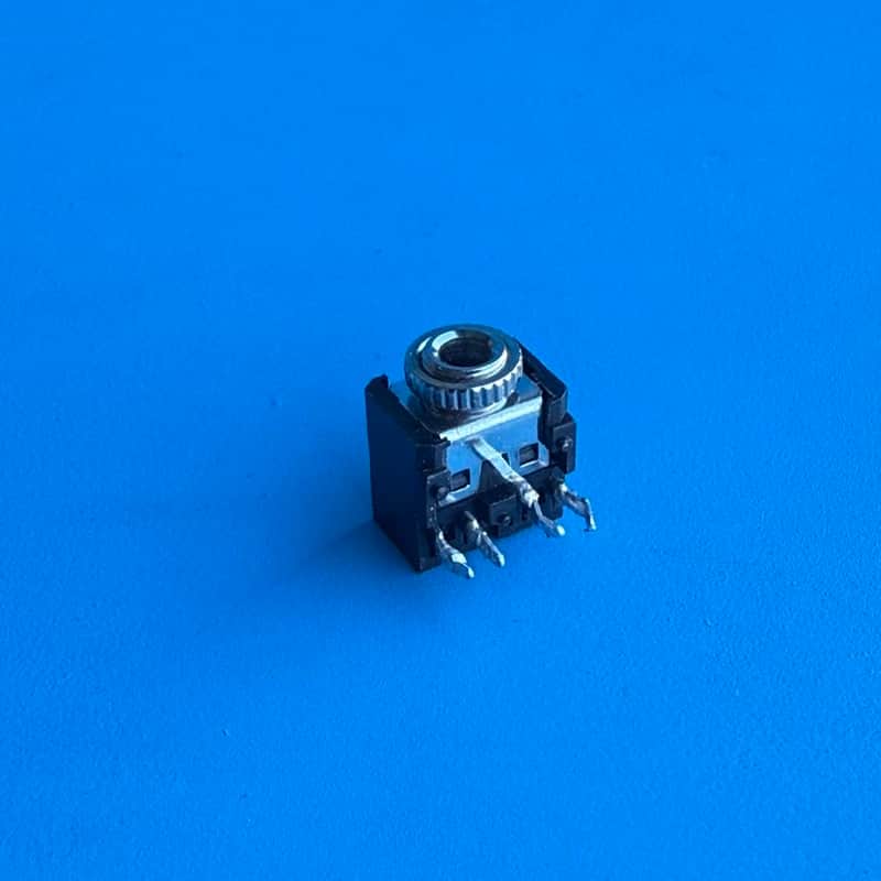 Fender Rumble 15 (PR2490) Bass Guitar Amplifier Part: 1/8" TRS Aux Input Socket image 1