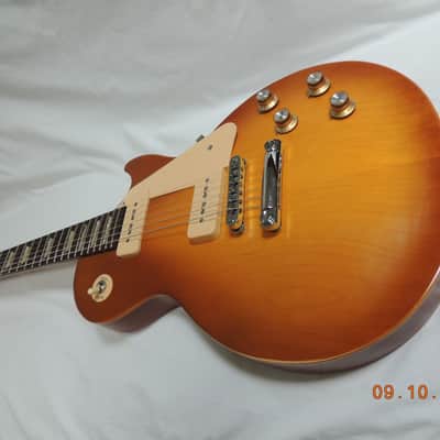 2011 Gibson 60's Tribute Les Paul Studio Electric Guitar (P90 Pick ups) w/ gig bag. Honeyburst image 2