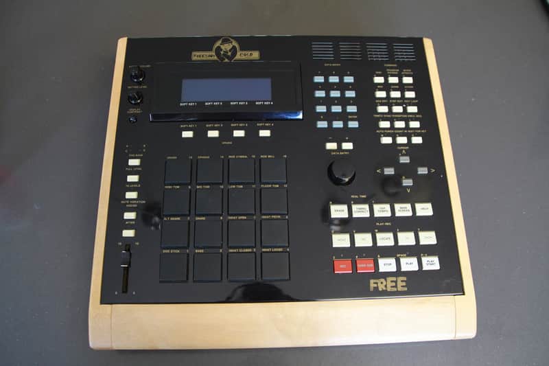 Akai MPC3000 Production Center - Custom Forat image 1