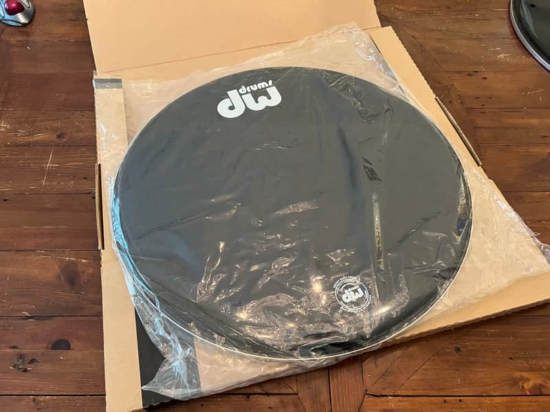 DW Gloss Black, Non-Vented Bass Drum Head - 22" (DRDHGB22KNV)