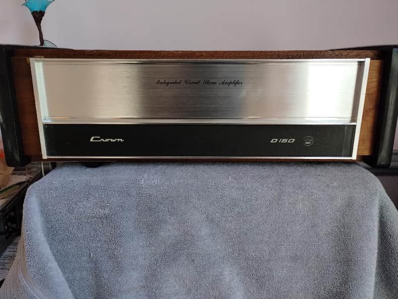 Crown D150 amplifier with wood case in very good condition