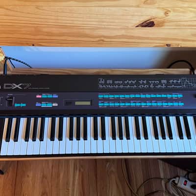 Yamaha DX7 with Special Edition ROM and 2 cartridges!