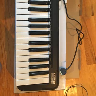 Line 6 Mobile Keys 25 MIDI Keyboard Controller Black image 1